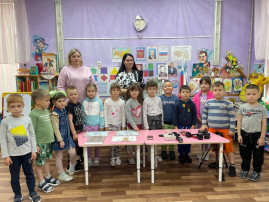 Сегодня в нашу группу «Пчелки» приходила мама нашей воспитанницы Ковалевой Даши - Ковалева Анастасия Павловна, чтобы познакомить детей с профессией фотографа. Сегодня в нашу группу «Пчелки» приходила мама нашей воспитанницы Ковалевой Даши - Ковалева Анастасия Павловна, чтобы познакомить детей с профессией фотографа.